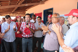 Heleno Silva e Jackson Barreto participam da comemoração da entrega de posse de terra aos assentados.