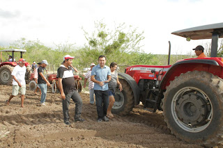 Prefeitura de Canindé liberou horas de tratores para os pequenos e médios agricultores.