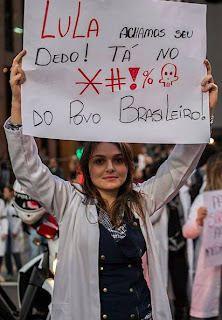 A menina da foto.