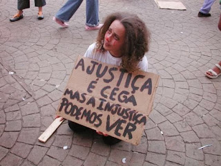 Pelo direito a ter direitos.