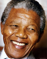 Morre aos 95 anos de idade Nelson Mandela, ex-presidente da África do Sul.