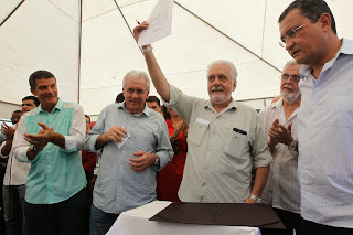 Governador entrega Farmácia da Bahia e autoriza recuperação de estrada em Salinas.