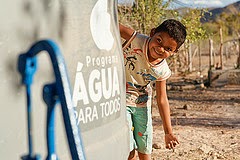 Cisterna de número 100 mil da Codevasf garante água para família do sertão baiano.
