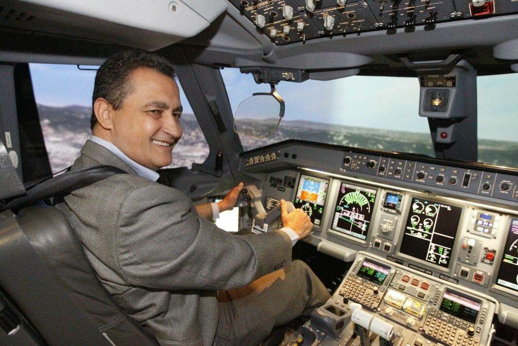 Rui Costa pilota simulador de aeronave do voo Feira/Campinas.