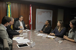 Margareth Menezes apresenta projetos culturais ao governador Rui Costa.