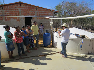 Sistema de tratamento de água de chuva é apresentado a comunidade do sertão baiano.