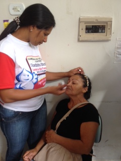 População faz exames para possível detecção de Glaucoma.