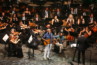 Show de abertura das comemorações pelos 50 anos do TCA reúne várias gerações de público e de artistas na Acústica.