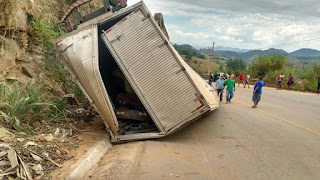 Caminhão tomba na curva da morte, na Serra de Soturno e estranhamente ninguém saqueia a carga.