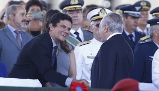 Moro: sorrisos para temer, carranca para Lula.