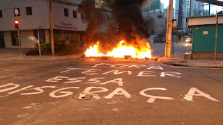 Tá na internet: Sentado na pracinha com um sujeito de classe média.