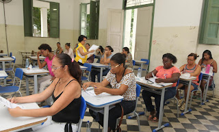 Mais de trinta mil educadores participaram de processo seletivo do Estado neste domingo.