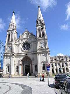 Dom José Antonio Peruzzo proíbe o povo de entrar na igreja em Curitiba.