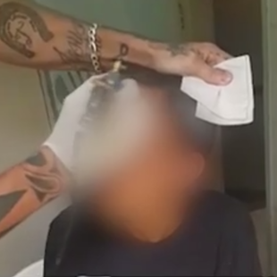 Ninguém se enxerga na tatuagem do rosto do garoto. (Por Luciana Bottiglia)