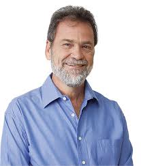 Nos olhos do jovem arde a chama. (Por Durval Ângelo)