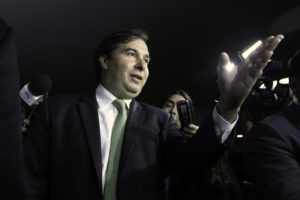 A ascensão Rodrigo Maia e o exílio do povo. (Por Roberto Amaral)