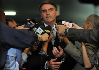 A tática dos Bolsonaro para estarem sempre na mídia.