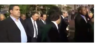 Doria e ACM Neto são recebidos com ovos na cara em Salvador.