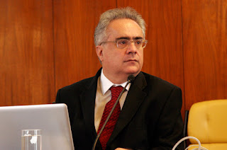 Carta aberta aos Ministros do Supremo, (Por Luís Nassif)