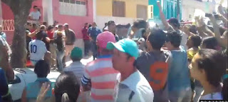 Na Paraíba, Cássio Cunha Lima é recebido com gritos de bandido.