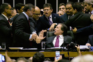 Eunício Oliveira leva “capangas armados” para intimidar deputados no Congresso.