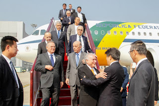 TEMER NA CHINA: MAIS FACEIROS QUE GANSO EM BEIRA DE AÇUDE. (Por Diogo Costa)