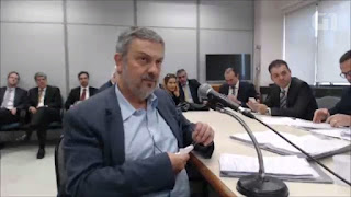 A TESTEMUNHA QUE NÃO ESTAVA LÁ. (Por Mário Marona)