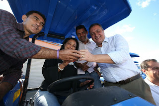 Rui entrega tratores e firma convênios para beneficiar pequenos agricultores no sudoeste da Bahia.