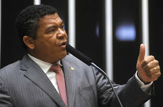 “Compram o impedimento de Dilma e colocaram uma quadrilha no governo”, diz Valmir.