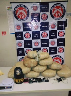 19° BPM prende mulher em Jequié com dez quilos de maconha.