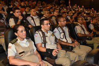 Violência de gênero é tema de discussão para policiais militares.