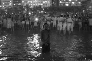 INSTANTÂNEO: A foto do menino na praia de Copacabana. (Por Leandro Forte)