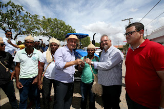 Rui retoma viagens ao interior com entrega e autorização de obras em Abaré.