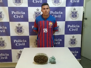 Traficante é flagrado com droga em casa.