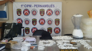 PM desmonta laboratório de refino de drogas em Pernambués.