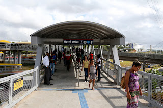 Rui faz entrega oficial da passarela da Estação Imbuí do Metrô de Salvador 