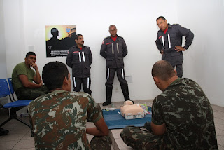 Bombeiros preparam Exército para atendimento pré hospitalar.