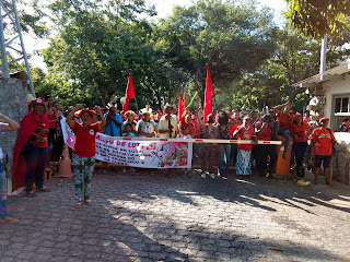 Mulheres do MST bloqueiam acesso as usinas hidrelétricas em Paulo Afonso.