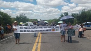 BR 116 é fechada em Teofilândia por professores da rede municipal