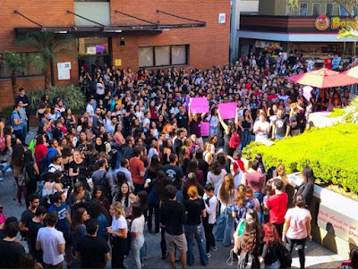 Alunos do Mackenzie fazem protesto contra Bolsonaro em SP