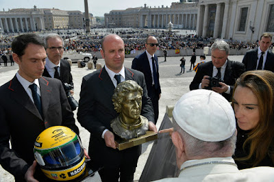 Papa recebe busto e capacete de Senna