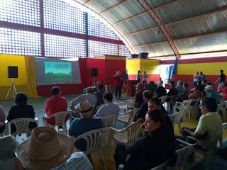 Agricultores familiares do Vale do Jiquiriçá recebem mudas durante seminário que discutiu a produção rural do território