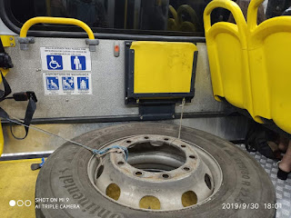 Pneu no lugar de cadeirantes em ônibus revolta passageiro