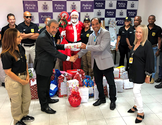 DHPP entrega presentes para as crianças do Papai Noel dos Correios