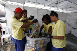 Catadores trabalham no carnaval com apoio do Governo do Estado
