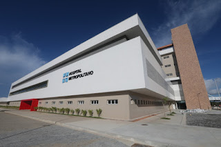Rui Costa visita obras do Hospital Metropolitano em Lauro de Freitas