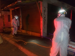 Bombeiros realizam descontaminação em abrigo de idosos e centro de abastecimento