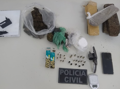 Operação em Serrinha prende duas e apreende arma e drogas