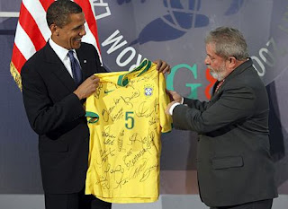 Lula dá camisa da Seleção para Obama.